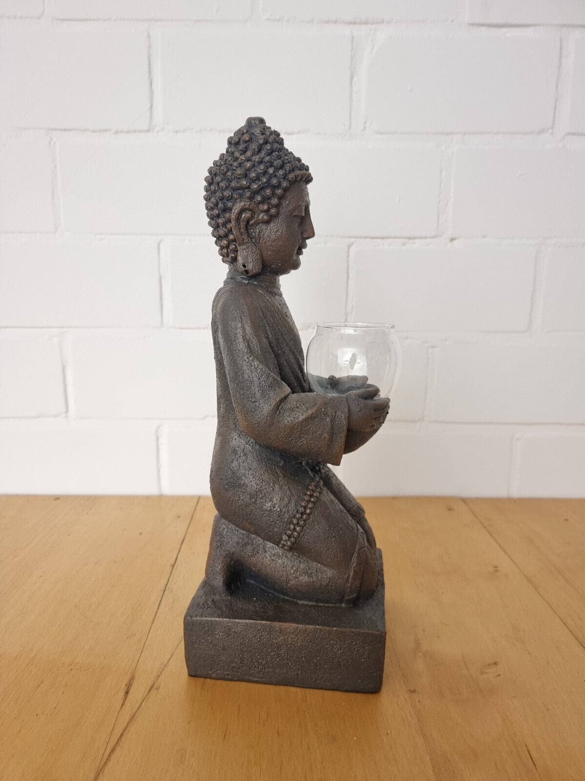 Buddha Statue kniend mit Glas / Windlicht aus Polyresin Höhe 43 cm