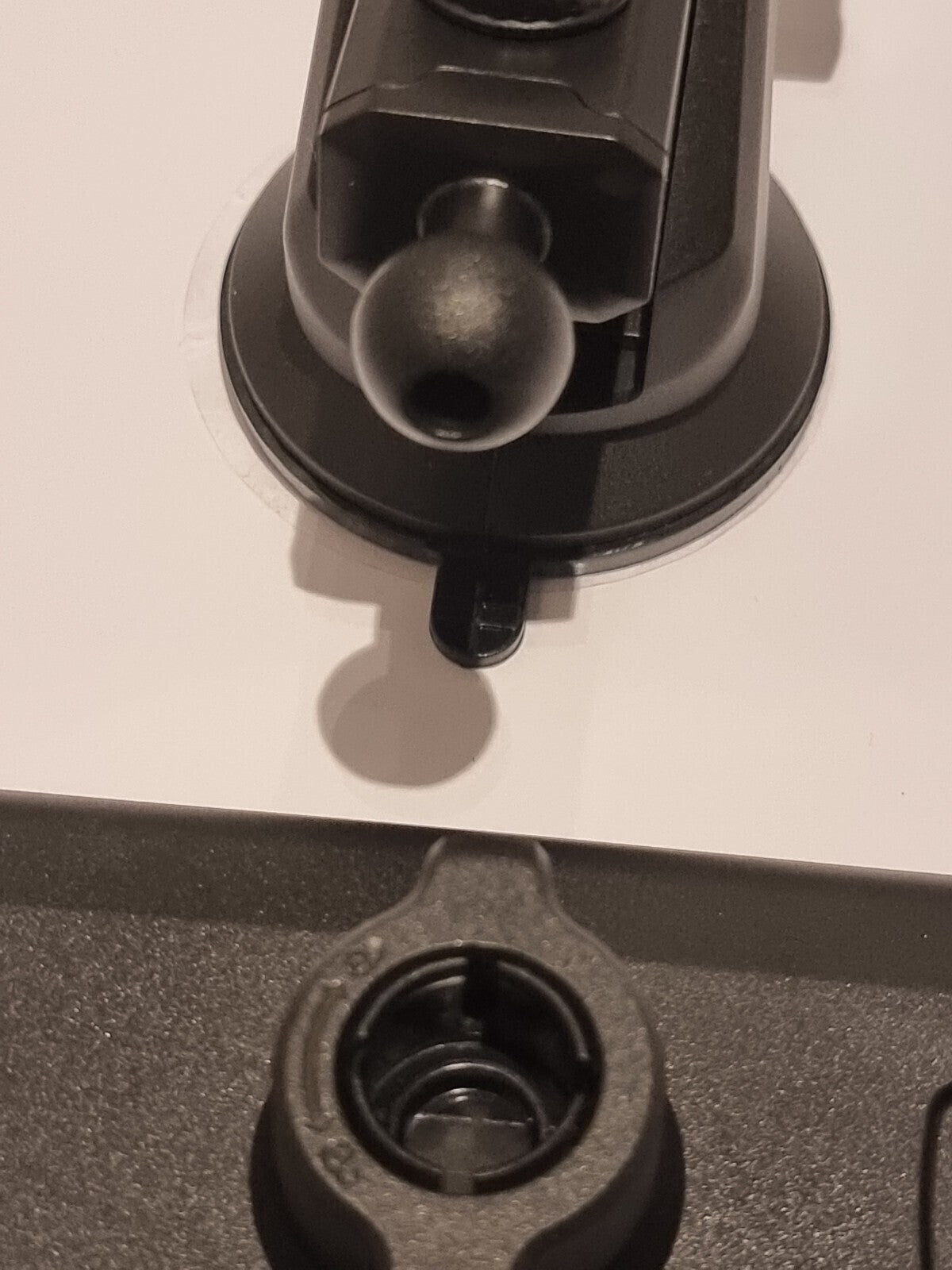 Ultrastrarke Auto-Halterung mit 360° Drehung und Ein-Knopf-Entriegelung