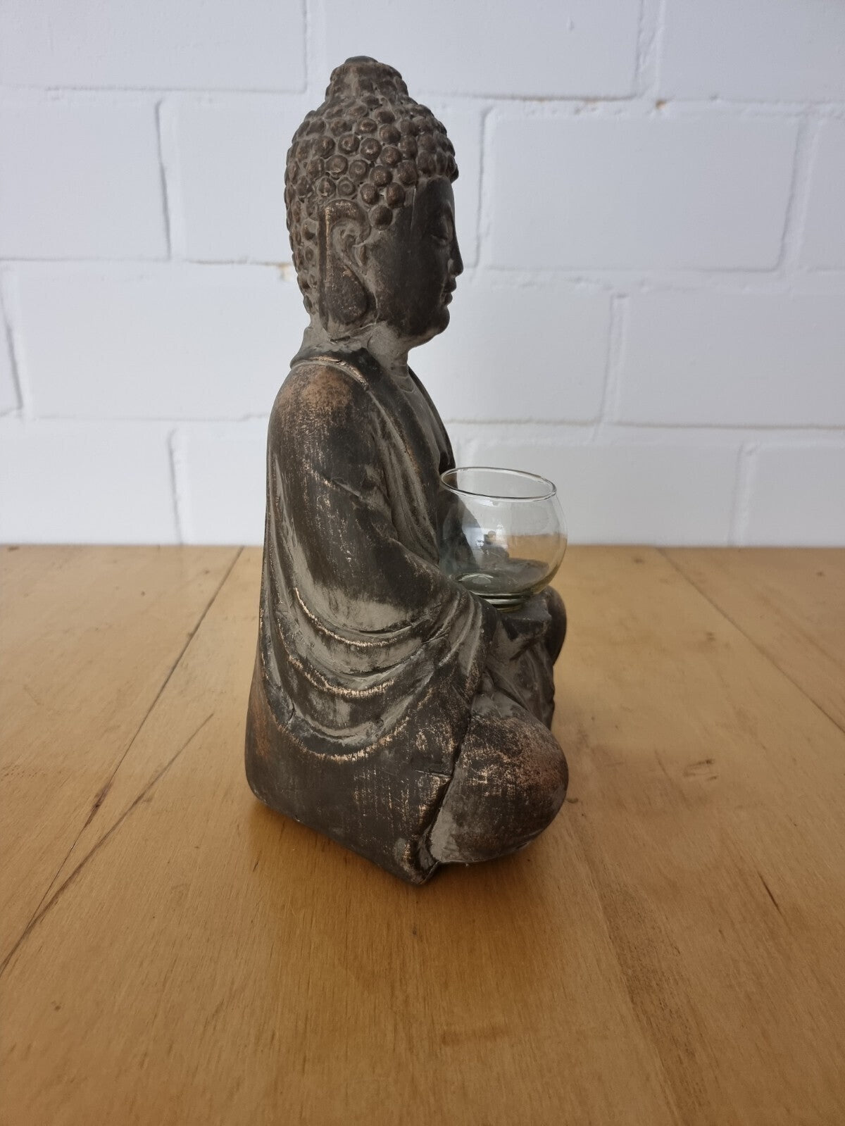 Buddha aus Ton sitzend mit Glasschale / Windlicht – H31cm x B21cm x T15cm