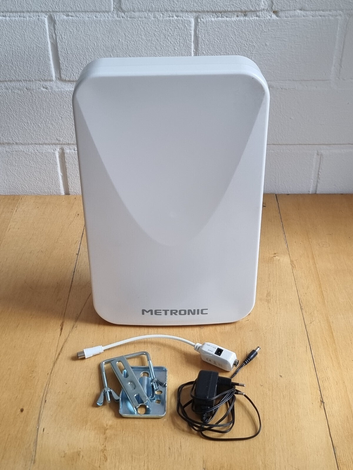 Metronic DVBT Außenantenne 43 dB und Verstärker kompatibel mit Full HD / 4K