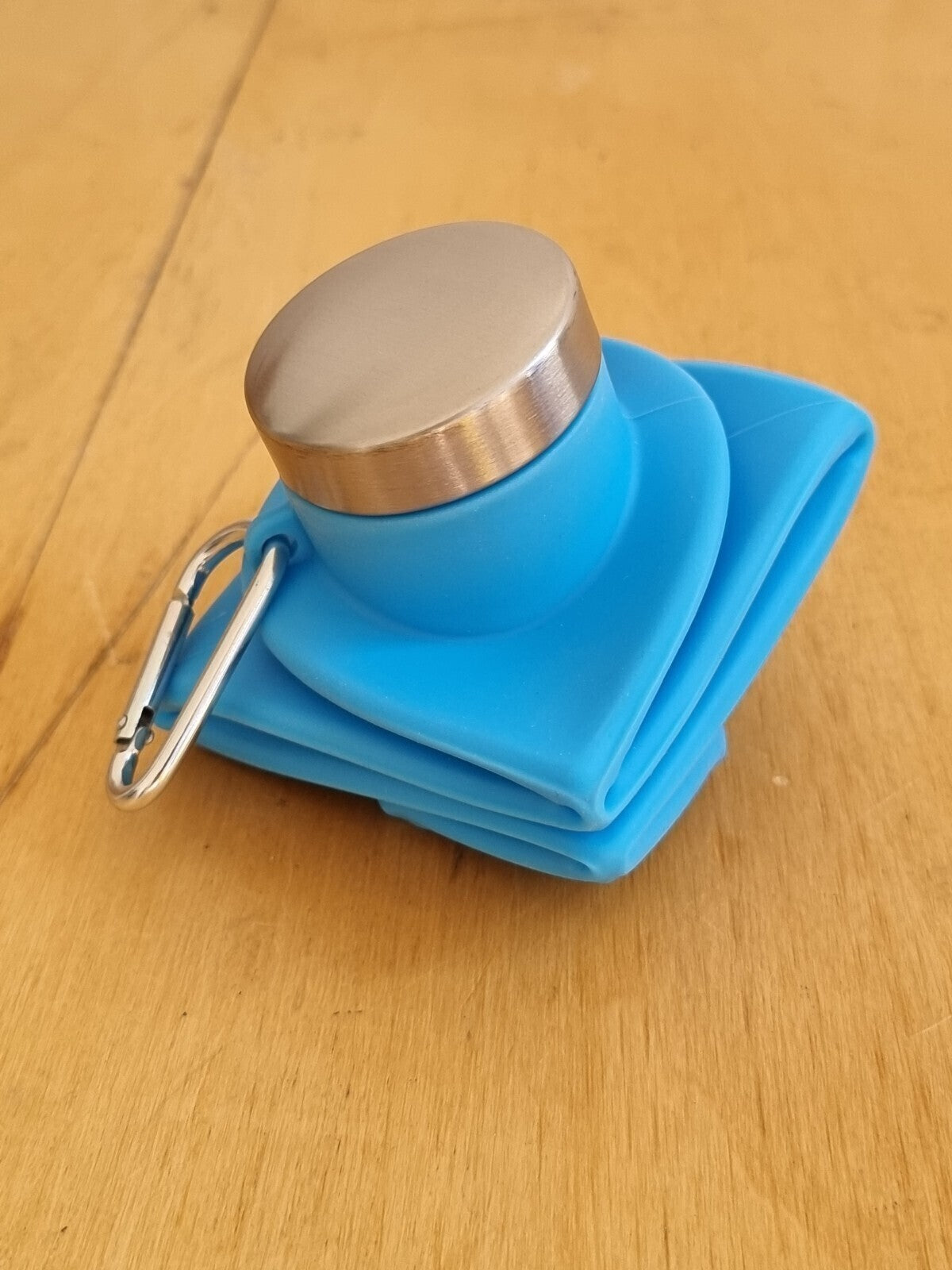 Faltbare Silikon-Trinkflasche mit Karabiner und Metalloptik-Verschluss Blau Lila