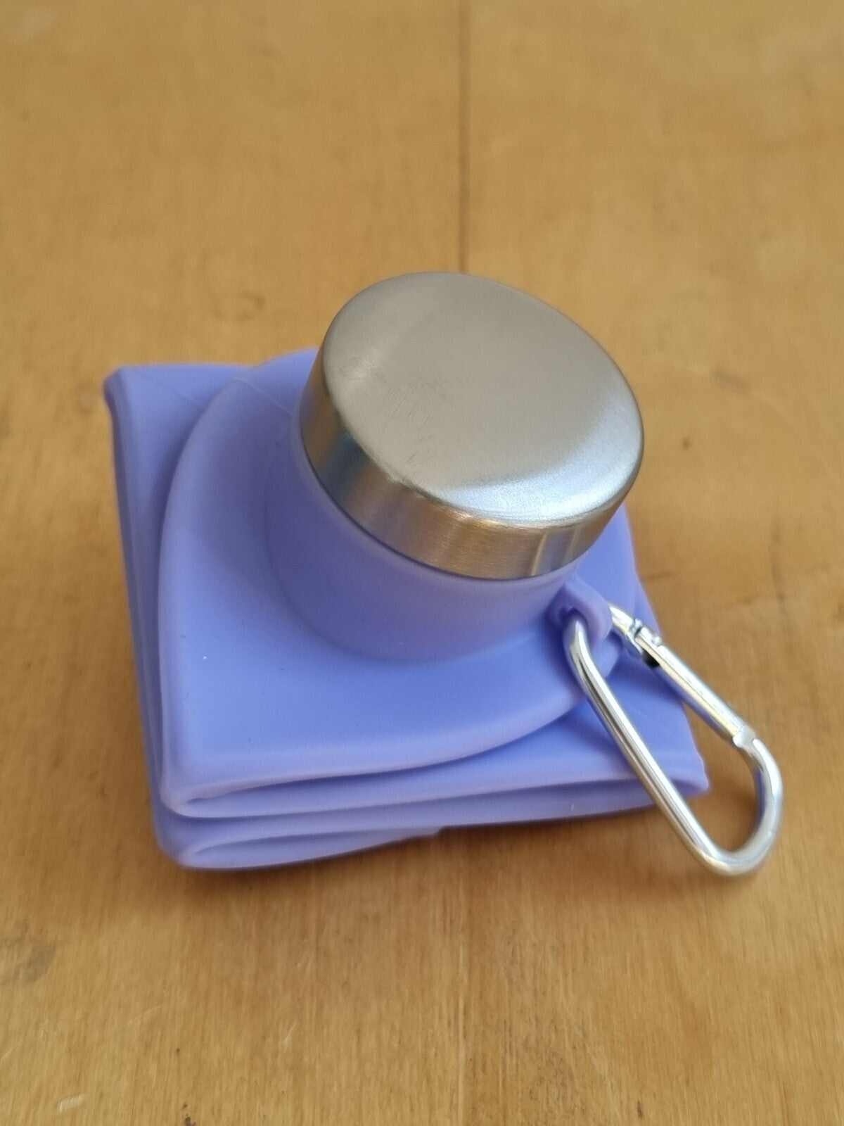 Faltbare Silikon-Trinkflasche mit Karabiner und Metalloptik-Verschluss Blau Lila