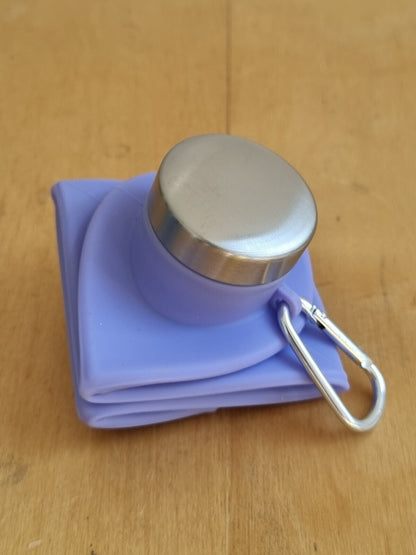 Faltbare Silikon-Trinkflasche mit Karabiner und Metalloptik-Verschluss Blau Lila
