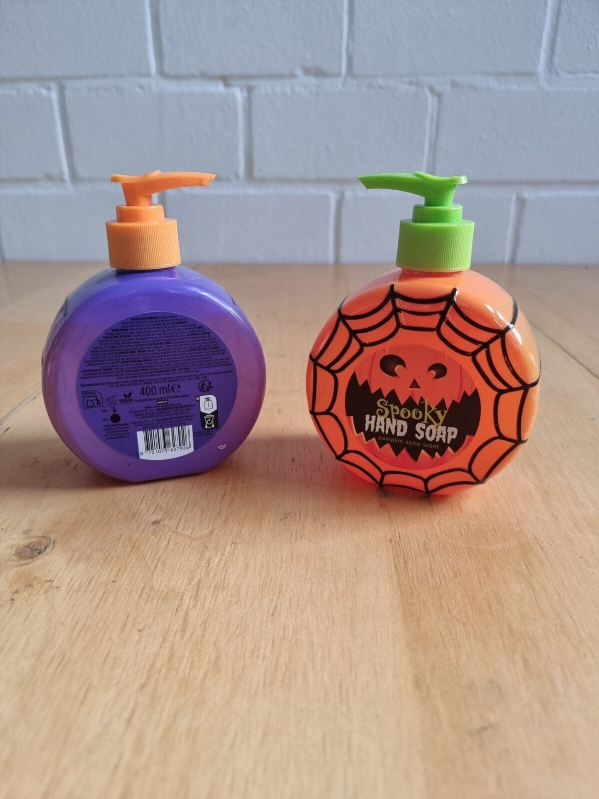 2x Halloween-Handseifen mit Spinnennetzmotiv, 400 ml je Spender