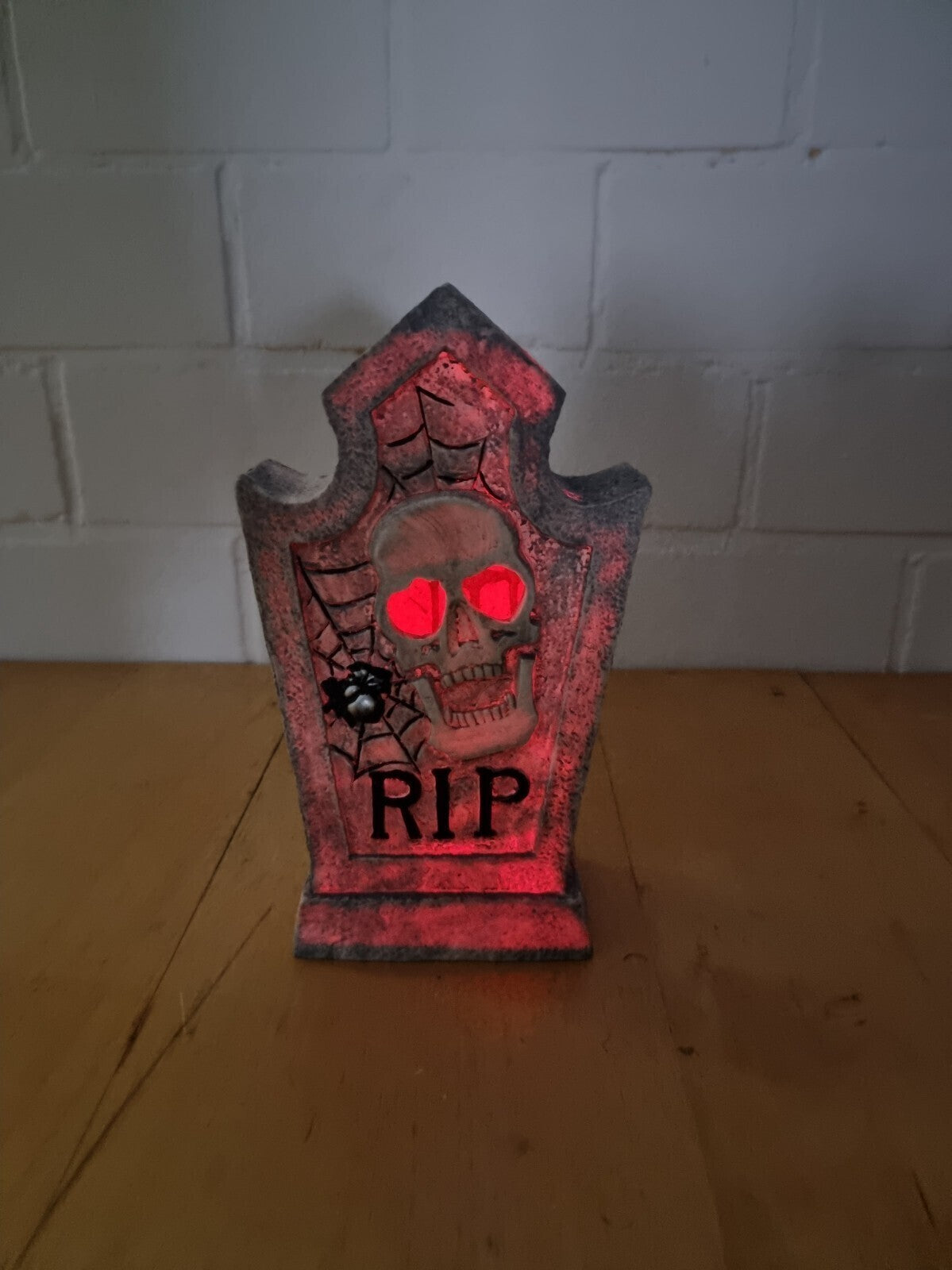 Halloween Dekofigur LED Farbwechsel 29 cm Geist Skelett Wichtel Grabstein RIP