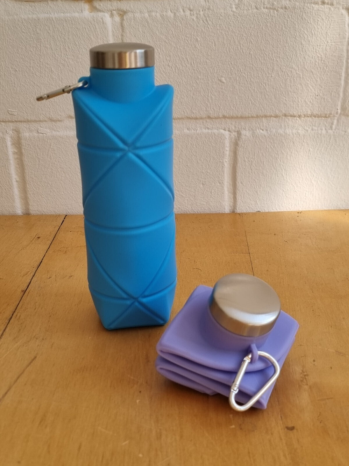 Faltbare Silikon-Trinkflasche mit Karabiner und Metalloptik-Verschluss Blau Lila
