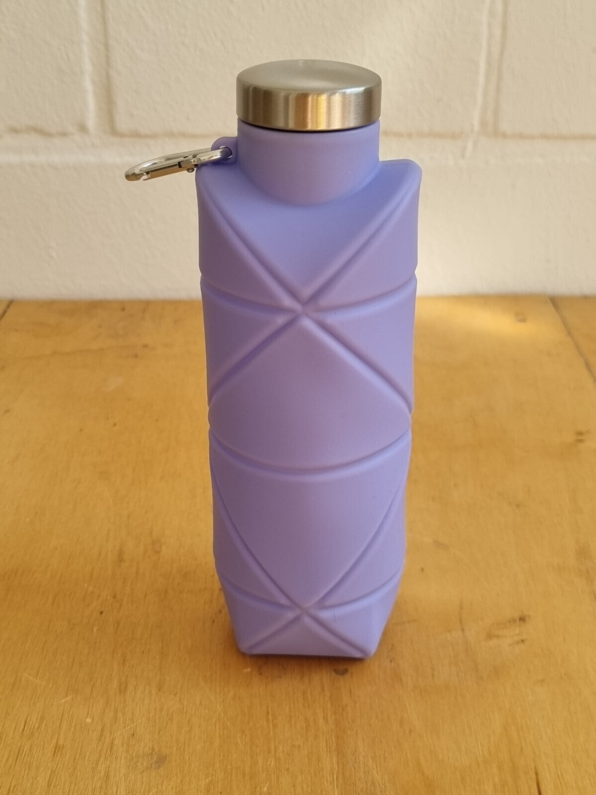 Faltbare Silikon-Trinkflasche mit Karabiner und Metalloptik-Verschluss Blau Lila