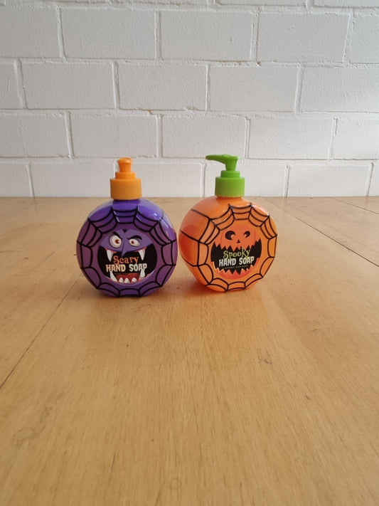 2x Halloween-Handseifen mit Spinnennetzmotiv, 400 ml je Spender