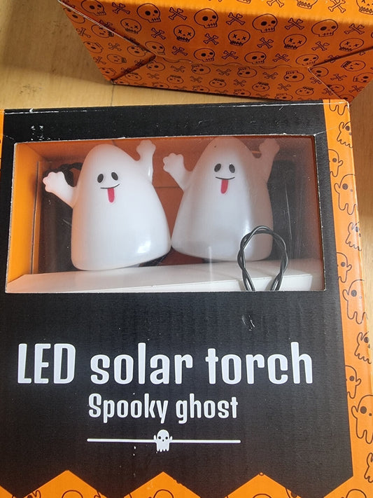 3 Motive x 4er-Set Halloween-Solarleuchten im Fackelstil, 6 × 31 cm