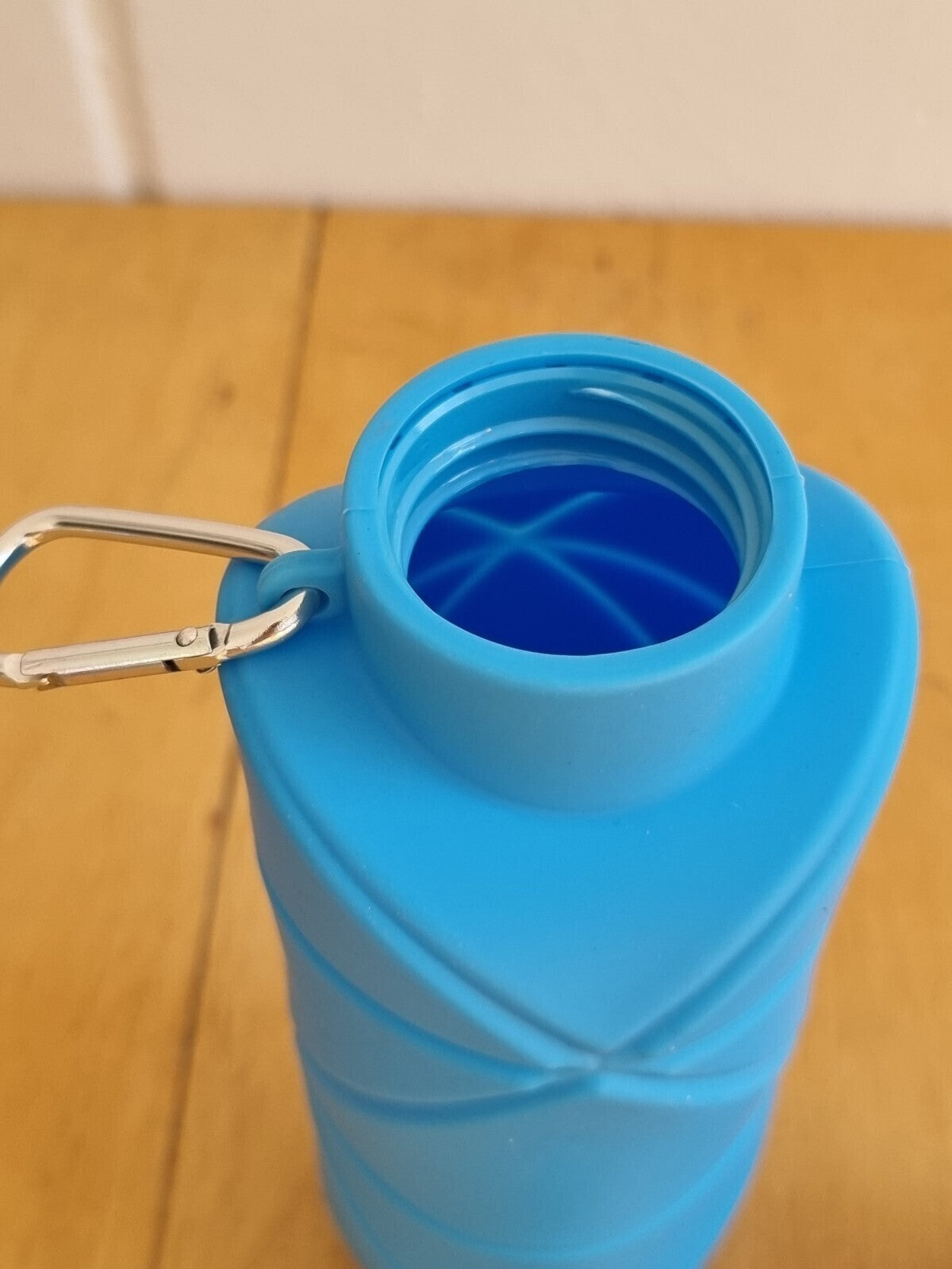 Faltbare Silikon-Trinkflasche mit Karabiner und Metalloptik-Verschluss Blau Lila