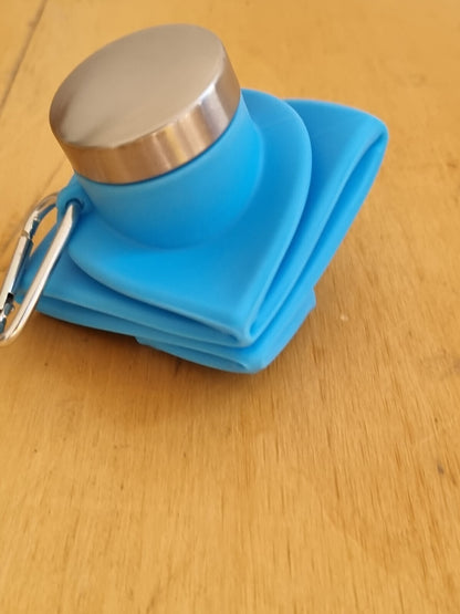 Faltbare Silikon-Trinkflasche mit Karabiner und Metalloptik-Verschluss Blau Lila