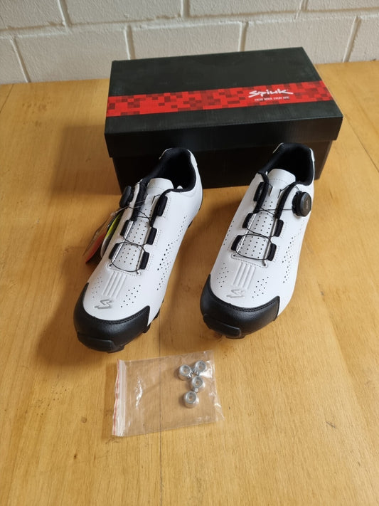 Spiuk Mountainbike-Schuh mit BOA-Drehverschluss, weiß, Größe 46
