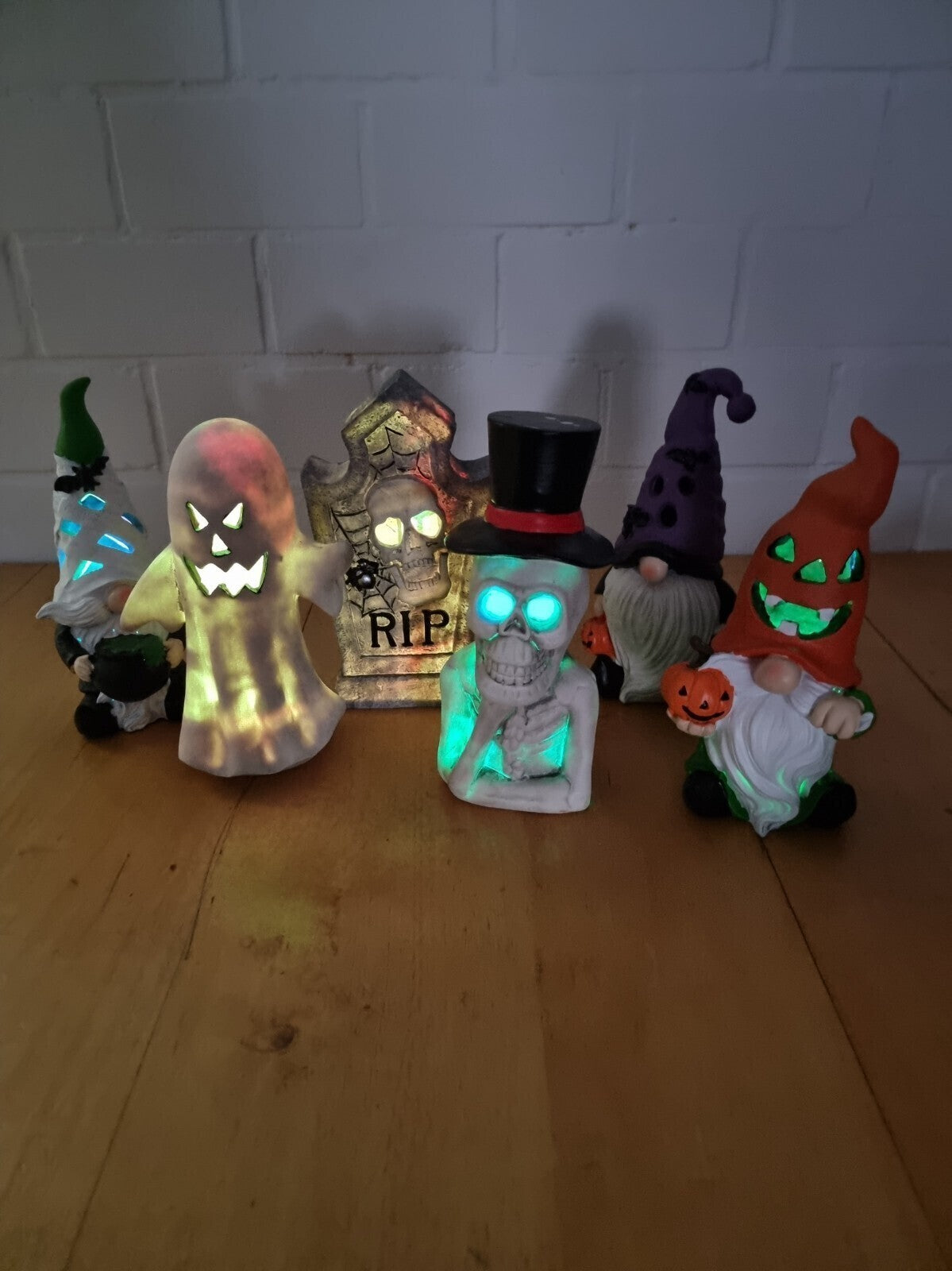 Halloween Dekofigur LED Farbwechsel 29 cm Geist Skelett Wichtel Grabstein RIP